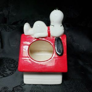 Vintage 4.75" 1970 Snoopy on doghouse planter